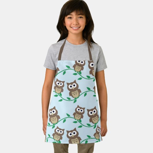 Niedliche braune Eulen in Blau Schürze (Insitu)