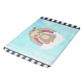 Niedliche braune Fahne, meditierend auf einer Wolk Badematte (Schrägansicht)