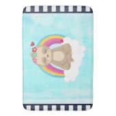 Niedliche braune Fahne, meditierend auf einer Wolk Badematte (Vorderseite Vertikal)