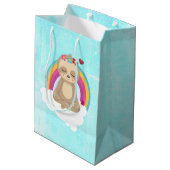 Niedliche braune Fahne, meditierend auf einer Wolk Mittlere Geschenktüte (Rückseite Schrägansicht)