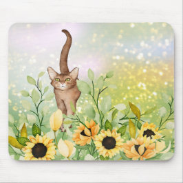 Niedliche braune Katze im Sonnenblumengarten Mouse Mousepad