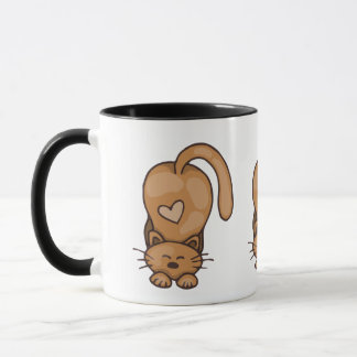 Niedliche braune Katze mit Herz Tasse