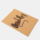 Niedliche braune Ratte hält Cartoon hoch Fußmatte (Schrägansicht)