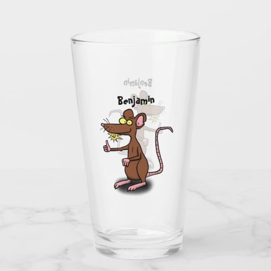 Niedliche braune Ratte hält Cartoon hoch Glas (Rückseite)