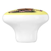 Niedliche braune Ratte hält Cartoon hoch Keramikknauf (Seitenansicht)