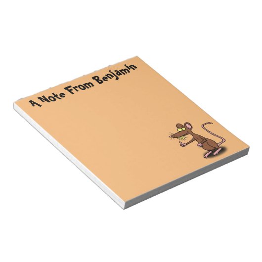 Niedliche braune Ratte hält Cartoon hoch Notizblock (angewinkelt)