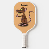 Niedliche braune Ratte hält Cartoon hoch Pickleball Schläger (Rückseite)