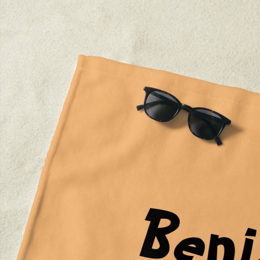 Niedliche braune Ratte hält Cartoon hoch Strandtuch (Beispiel)