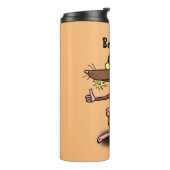 Niedliche braune Ratte hält Cartoon hoch Thermosbecher (Nach links gedreht)