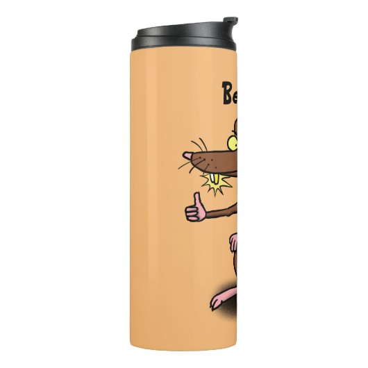 Niedliche braune Ratte hält Cartoon hoch Thermosbecher (Nach links gedreht)