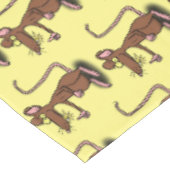Niedliche braune Ratte hält Cartoon hoch Tischdecke (Schrägansicht)