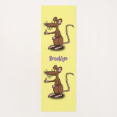 Niedliche braune Ratte hält Cartoon hoch Yogamatte (Rückseite)