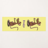 Niedliche braune Ratte hält Cartoon hoch Yogamatte (Vorderseite (Horizontal))