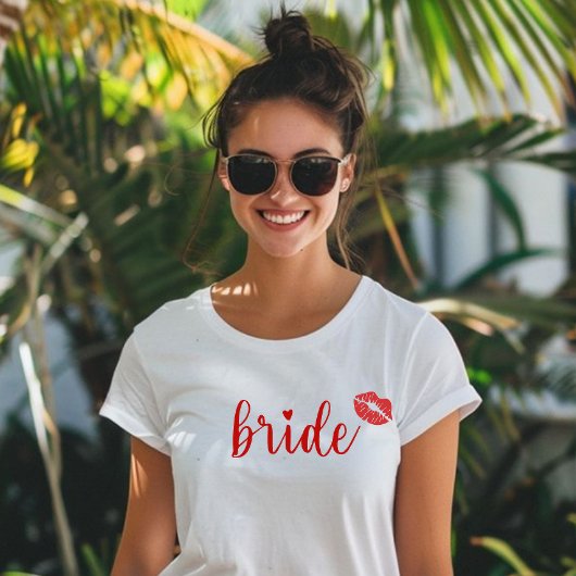 niedliche Braut mit roten Lippen und Herz T-Shirt