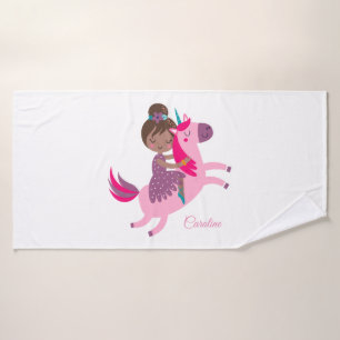 Niedliche Brünette Hair Riding on a Unicorn Badehandtuch