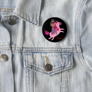 Niedliche Brünette Hair Riding on a Unicorn Button