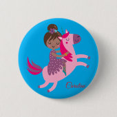 Niedliche Brünette Hair Riding on a Unicorn Button (Vorderseite)