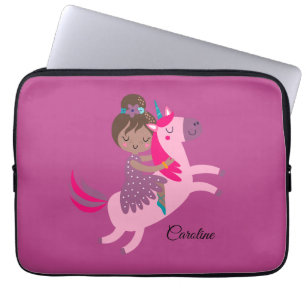 Niedliche Brünette Hair Riding on a Unicorn Laptopschutzhülle