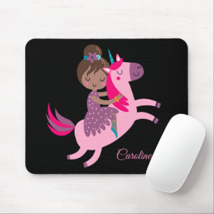 Niedliche Brünette Hair Riding on a Unicorn Mousepad