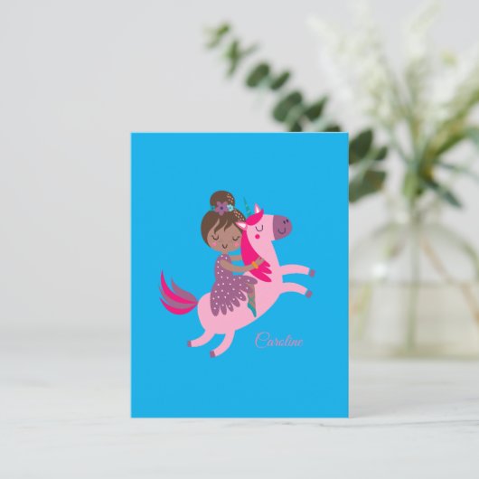 Niedliche Brünette Hair Riding on a Unicorn Postkarte (Stehend Vorderseite)
