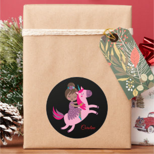 Niedliche Brünette Hair Riding on a Unicorn Runder Aufkleber