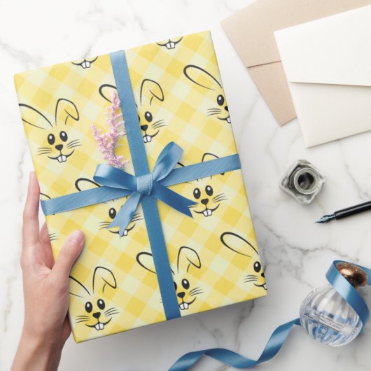 Niedliche Bunnies auf dem Gelben Gingham Wrapping  Geschenkpapier (Schenken)