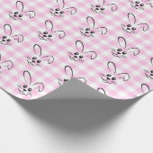 Niedliche Bunnies auf rosa Gingham Geschenkpapier (Ecke)