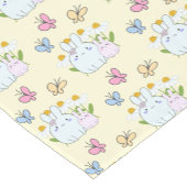 Niedliche Bunnies mit Frühlingsmessen und Schmette Kurzer Tischläufer (Ecke)