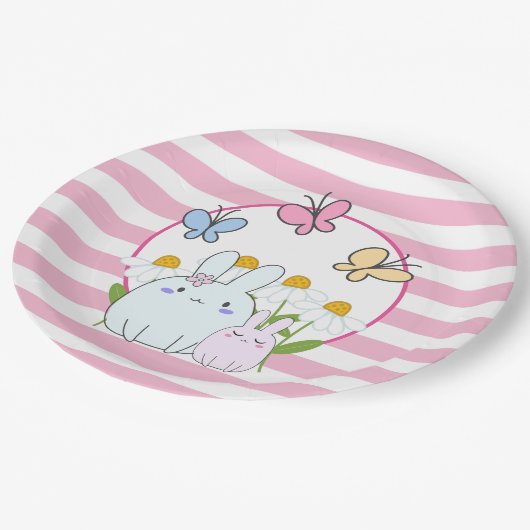 Niedliche Bunnies mit Frühlingsmessen und Schmette Pappteller (Schrägansicht)