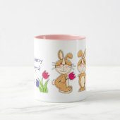 Niedliche Bunnies mit Tulips Ostergeschenk Tasse (Zentrum)