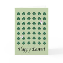 Niedliche Bunnies spielen in Gartenklee