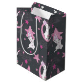 Niedliche Bunnies und rosa Sterne Mittlere Geschenktüte (Rückseite Schrägansicht)