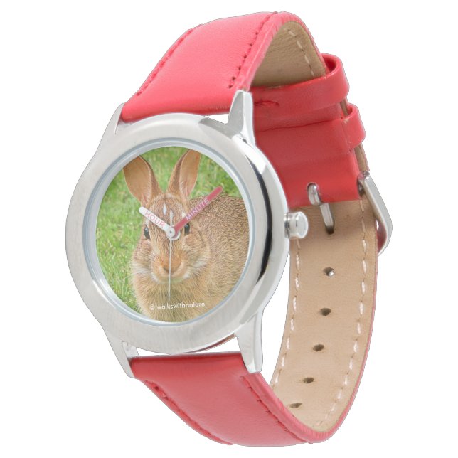Niedliche Bunny Chewing Grüntöne auf der Golfmesse Armbanduhr (Schrägansicht)
