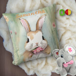 Niedliche Bunny Rabbit Pastel Wasserfarbe Frühling Kissen<br><div class="desc">Niedliches Hasen,  das zwischen den Aquarellblüten der pastellfarbenen Frühlingsblumen sitzt. Ändern Sie den personalisierten Namen oder löschen Sie ihn.</div>