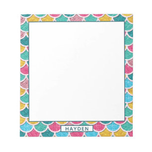 Niedliche bunte Meerjungfrau stuft Monogramm-Namen Notizblock