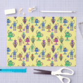 Niedliche, bunte Roboter auf gelbem Hintergrund Seidenpapier (Handwerk)