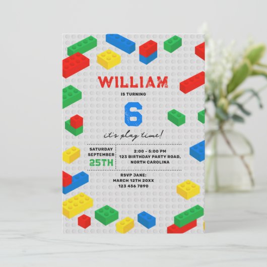 Niedliche Bunte Ziegel Gebäude Blocks Kindergeburt Einladung (Stehend Vorderseite)