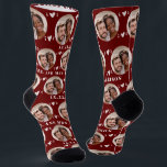 Niedliche Burgundy Newlyweds Foto Wedding Socks Socken<br><div class="desc">Diese niedlichen weinburgundischen Hochzeitssocken zeigen das Foto und die weißen Herzen des Ehepaares in einem Offset und Ihre Namen und Ihr Hochzeitsdatum! Sie sind perfekt als Brautparty Gunst oder als Brautduschgeschenk für das glückliche Paar! Die Hintergrundfarbe ist auch auf Ihre Hochzeitsfarben abgestimmt,  falls gewünscht.</div>