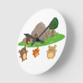 Niedliche Cartoon-Bären in einer Höhlenwand Runde Wanduhr (Winkel)