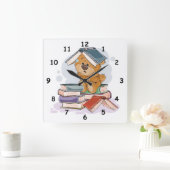 Niedliche Cartoon Bärenlesekbücher Quadratische Wanduhr (Zuhause)