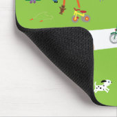 Niedliche Cartoon-Kinder u. Haustiere, die im Park Mousepad (Ecke)