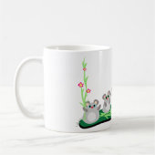 Niedliche Cartoon Mäuse auf Gras mit Blume Kaffeetasse (Links)