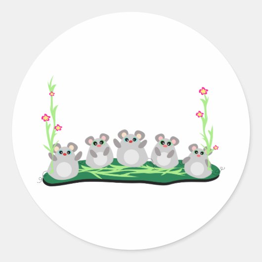 Niedliche Cartoon Mäuse auf Gras mit Blume Runder Aufkleber (Vorderseite)