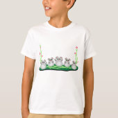 Niedliche Cartoon Mäuse auf Gras mit Blume T-Shirt (Vorderseite)