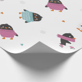 niedliche Cartoon Pinguine mit Herz und Schneefloc Geschenkpapier (Ecke)