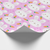 Niedliche Cartoonhäschen und -karotten auf rosa Geschenkpapier (Ecke)
