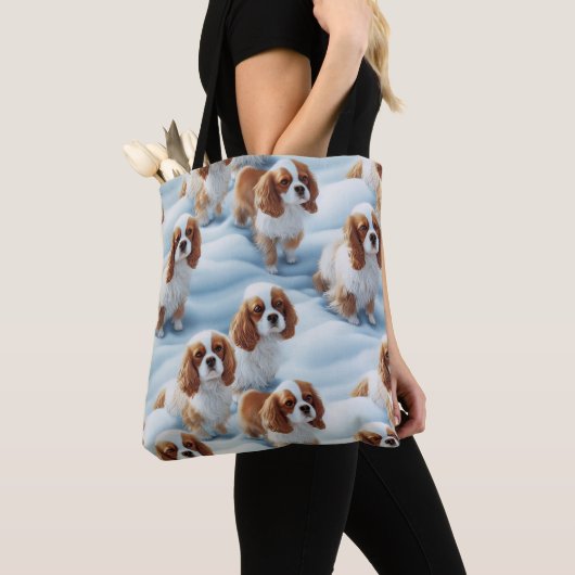 Niedliche Cavalier Spaniels verzaubert Winterschne Tasche (Von Nahem)