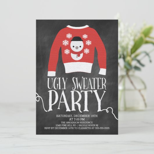 Niedliche Chalkboard Ugly Sweater Holiday Party Einladung (Stehend Vorderseite)