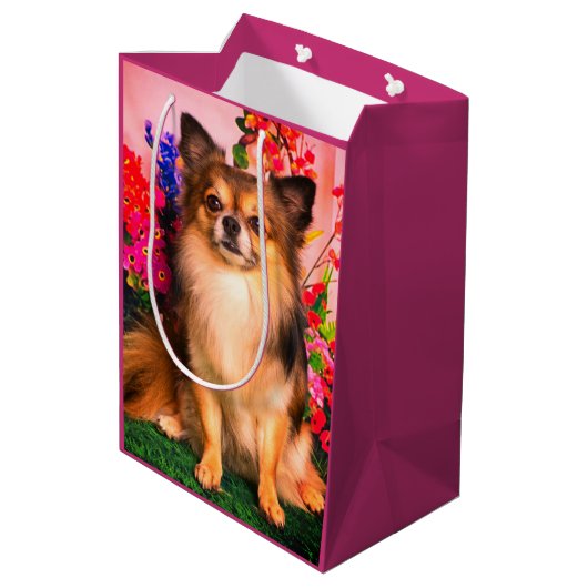 Niedliche Chihuahua Amid Spring Blumen Mittlere Geschenktüte (Rückseite Schrägansicht)