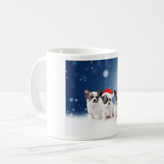 Niedliche Chihuahua Welpen mit Weihnachtsmannmütze Kaffeetasse (Vorderseite Links)